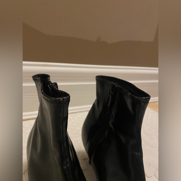 •SOLD• Black Leather Pointed Toe Heeled Booties - Picture 9 of 11